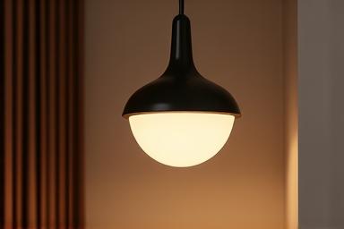 Moderne pendellampe over et spisebord